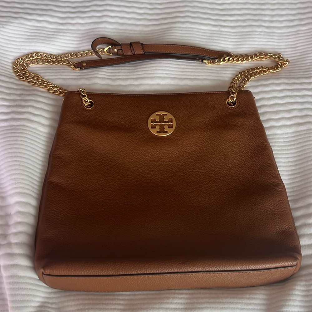 Tory Burch Everly pebbled leather convertible swing back crossbody bag.